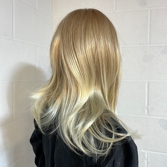 NWT 18” blonde wig classic light honey layers curtain bangs v light blonde ends - Picture 4 of 16